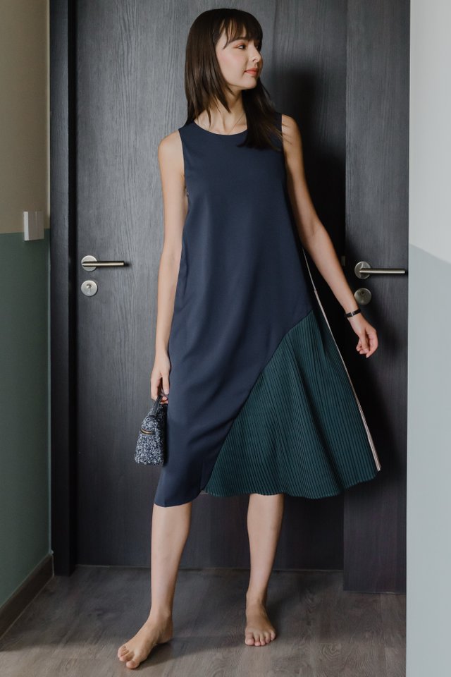 ACW Reversible Corner Pleats Midi Dress in White-Navy