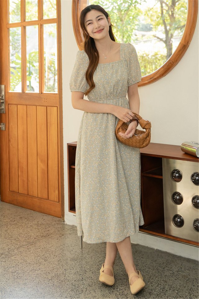 ACW Vintage Square Neck Sleeved Flowy Midi Dress in Sky Florals
