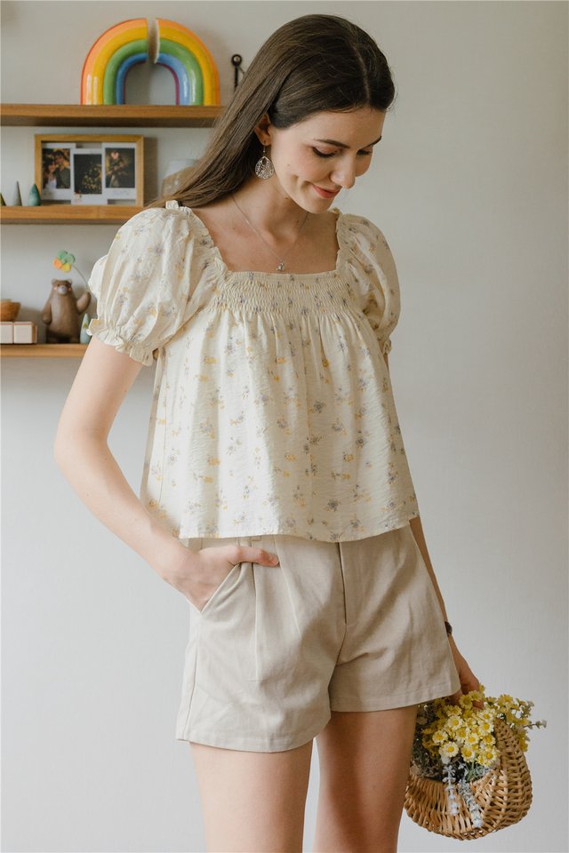 ACW Smock Neckline Puff Sleeve Blouse in Creme Florals