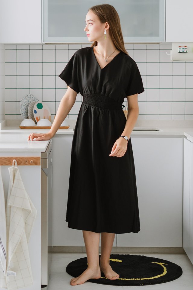 Sleeved Smock Waist Midi Dress in Black 